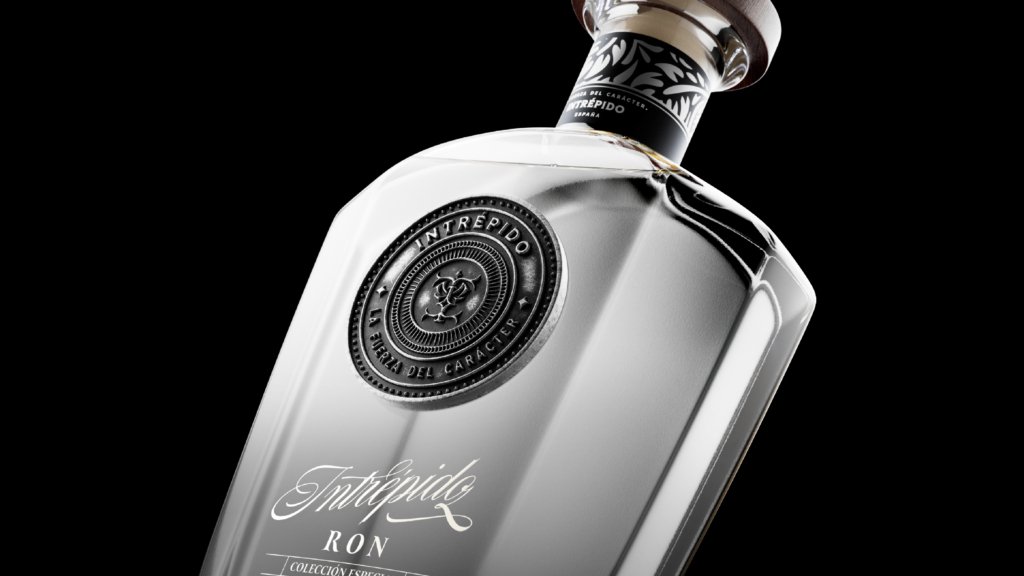 Intrépido Ron premium rum packaging and vintage label design.